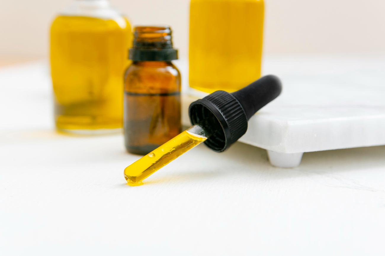 Olio full spectrum di CBD in flacone contagocce Olio full spectrum di CBD in flacone contagocce